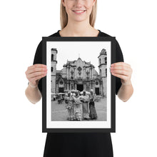 Load image into Gallery viewer, Mulatas en la Catedral de La Habana | Framed poster