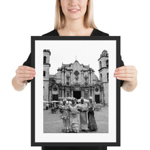 Load image into Gallery viewer, Mulatas en la Catedral de La Habana | Framed poster