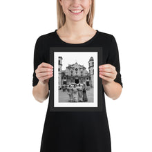 Load image into Gallery viewer, Mulatas en la Catedral de La Habana | Framed poster